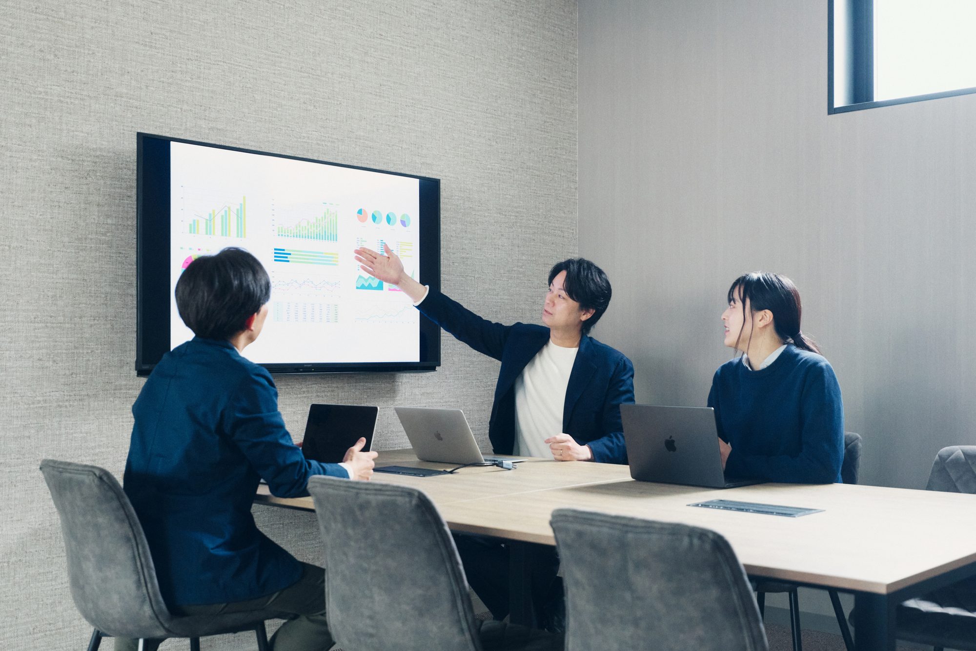 データを見ながら営業戦略を議論するNoLimitの社員