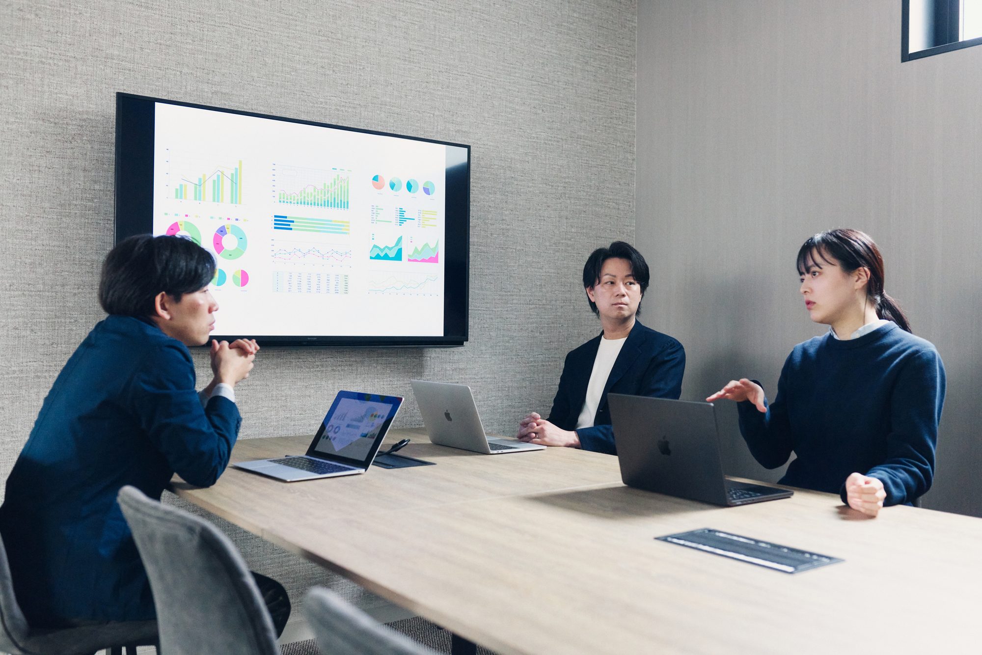 数値を振り返るミーティング風景